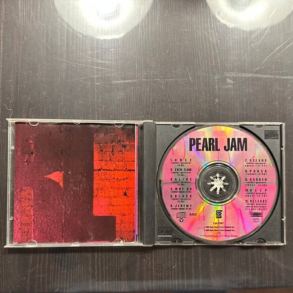 Pearl Jam – Ten (1991, Epic Records) - Picture 2 of 3